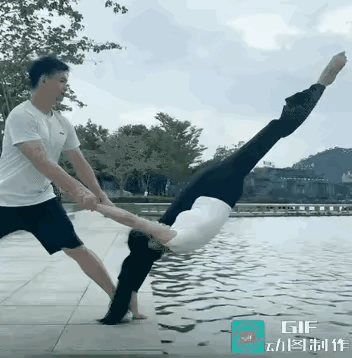 完成这样的动作，难度系数很高啊！有女朋友的，建议都去挑战一下！[吐舌头眯眼睛笑][吐舌头眯眼睛笑][