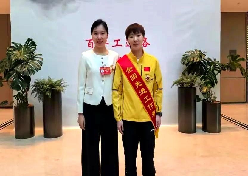 当年李晓霞看似输掉了比赛，却赢得了人生。最近李隼闺女大婚，大伙儿才注意到他带