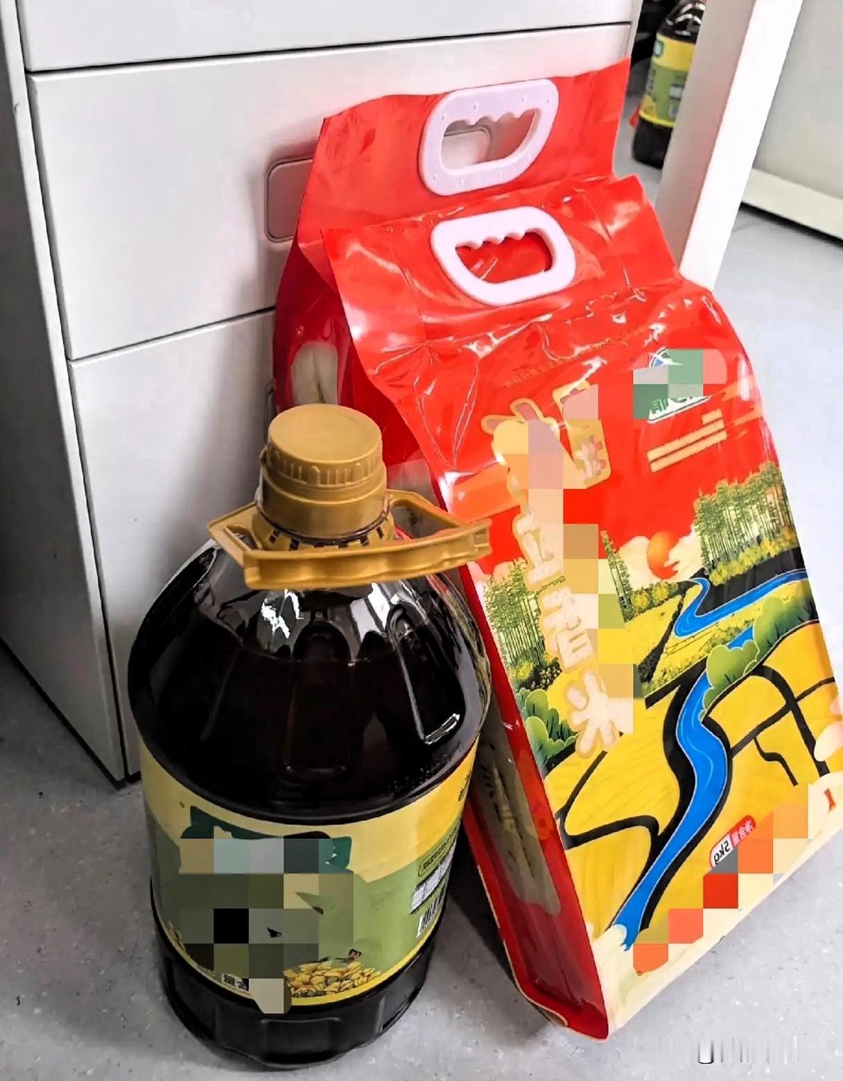 中秋节，给父母买了一桶油，一袋大米，妈打来电话，臭骂了一顿，说：你越老越不懂事了
