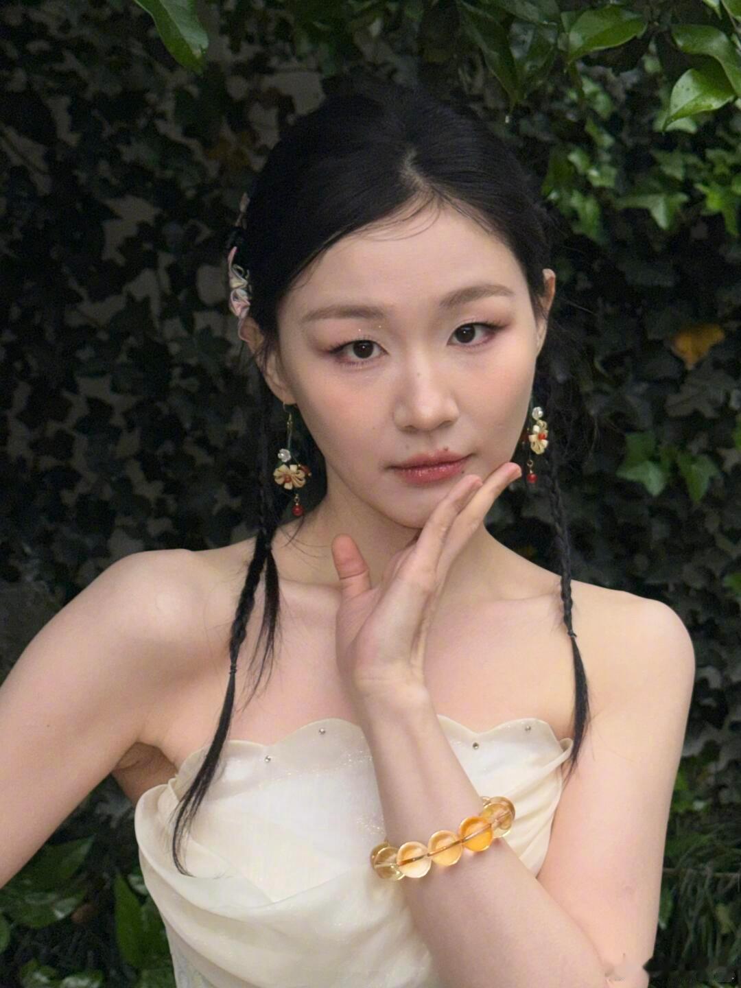 金靖瘦到认不出来有网友偶遇金靖拍摄，瘦到一时间没认出来，整个人线条纤细又轻盈，