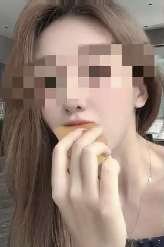 湖南永州，31岁女主播被一男粉丝请吃饭，席间男子突然提出要和她相亲，女子拒绝后，