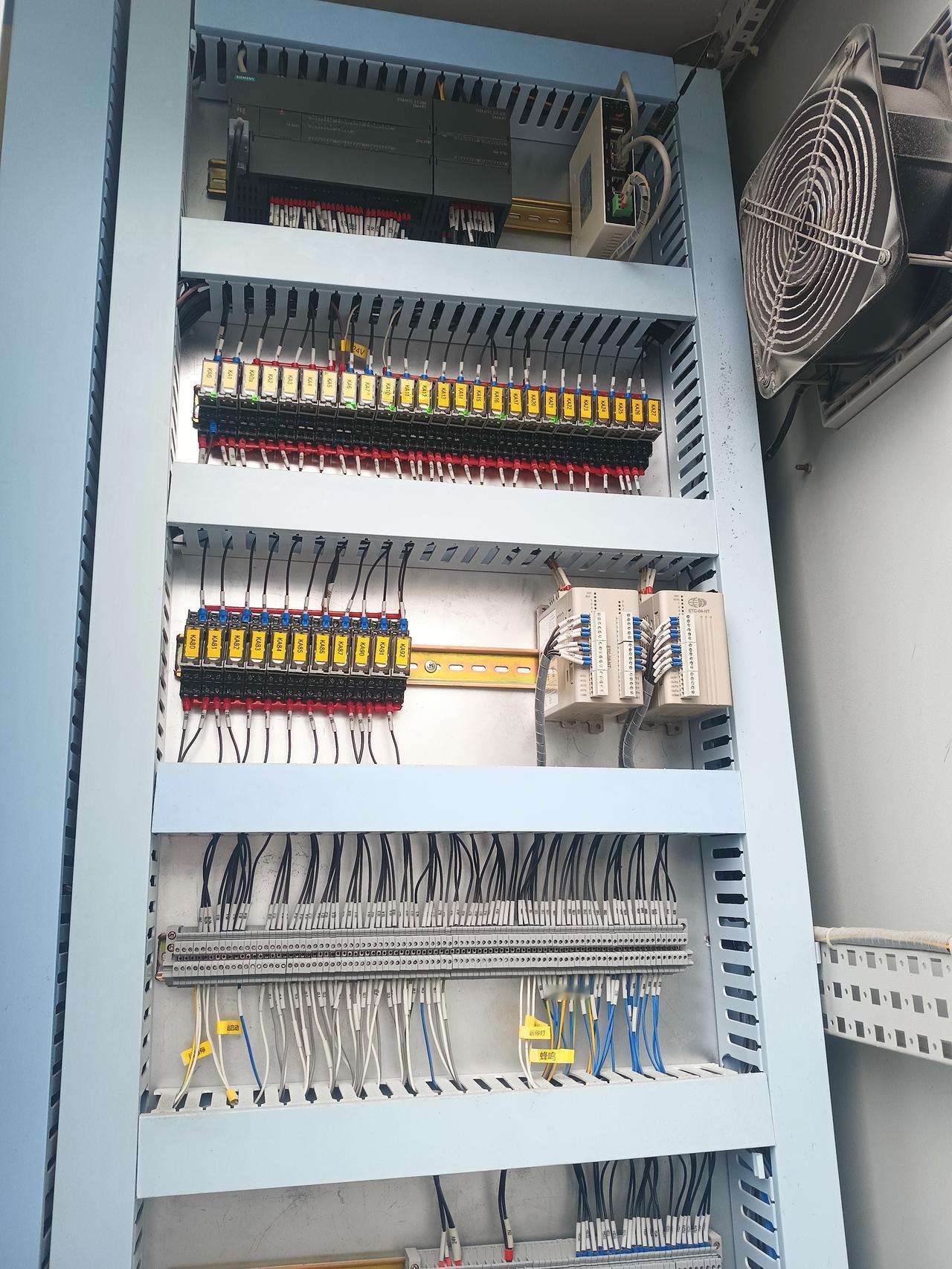 这个电工因罚款不能接受就选择辞快工，辞快工厂里扣了他2350.06元快工费，没走