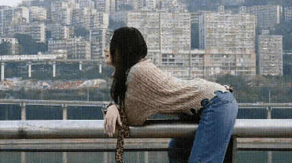 重庆李子坝：当轻轨成了“网红美食”，有人一边“吃”一边“拉”？在重庆李子坝