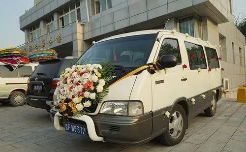 男子开车撞灵车竟然是自己亲妈的棺材！这是怎么回事？一个平静的早晨，北京房山区