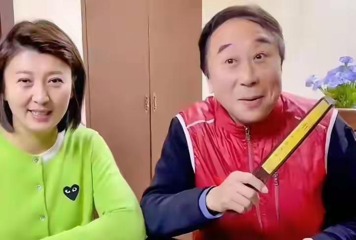 酸黄瓜都腌出味儿了，冯巩愣是一个字没吐。转头就在短视频里，跟闫学晶接着拍段子。