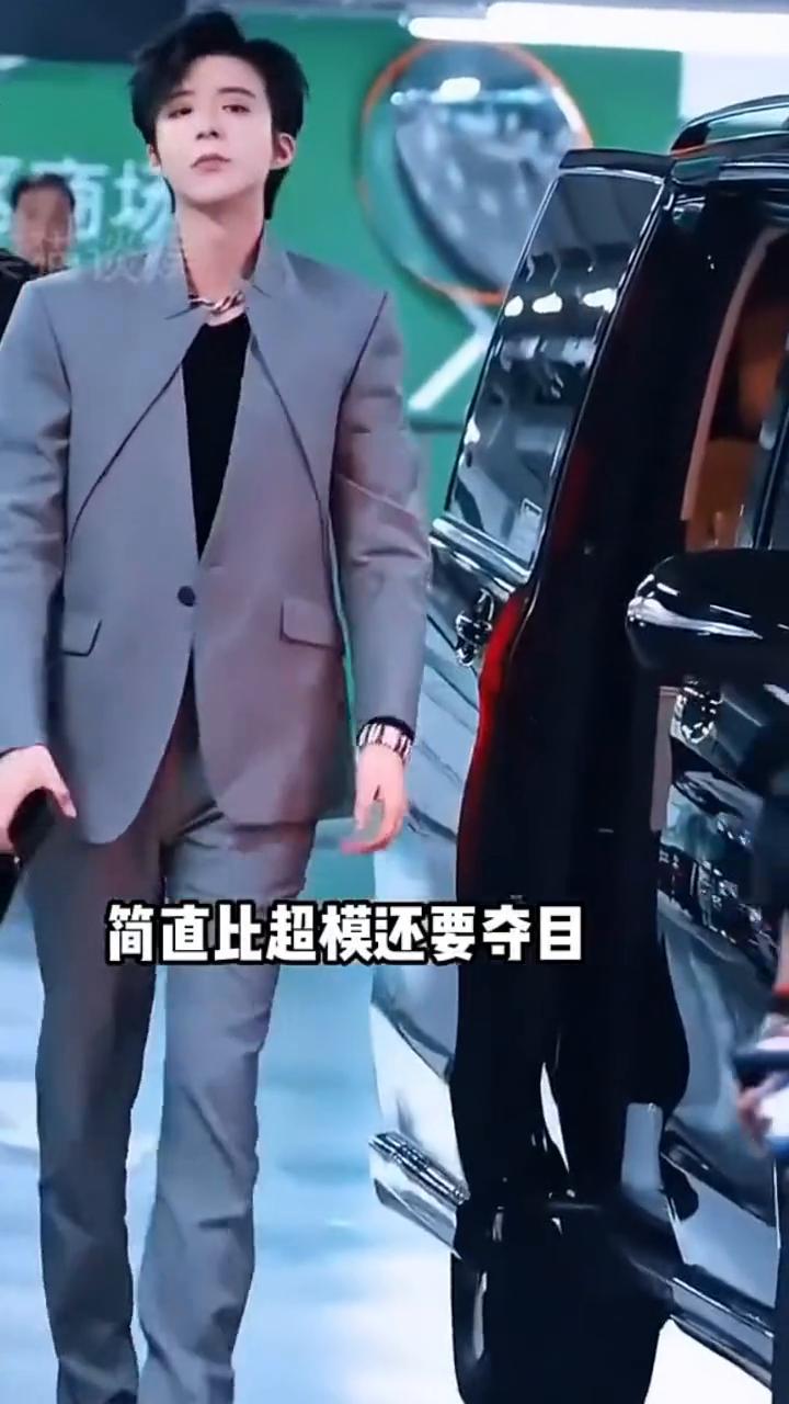 难怪刘宇宁每次上台阶总爱一步跨越两三阶台阶，起初还以为他是刻意显摆他的大长腿，毕