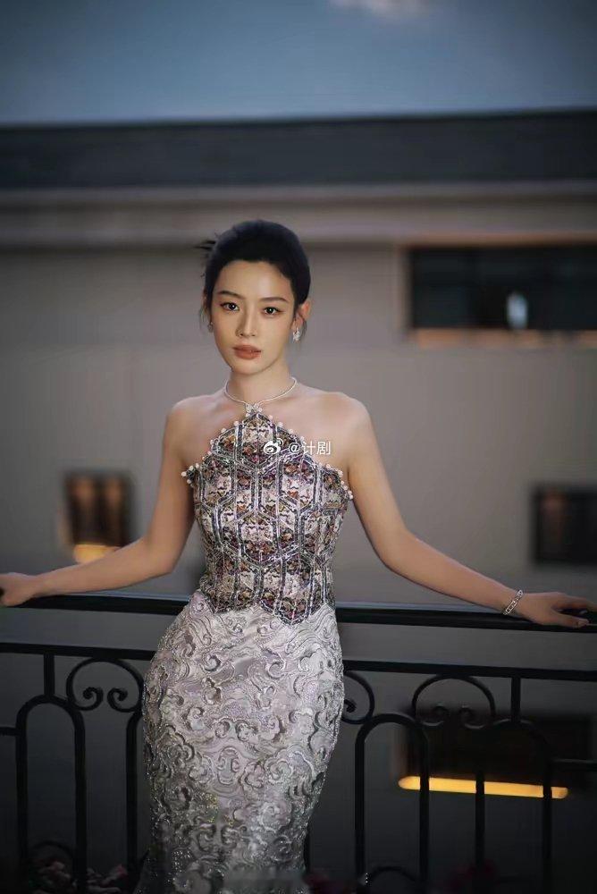 陈丽君，一半封神，一半出戏。跟吴京合作镖人，陈丽君的打戏，确实漂亮。马背下腰射箭