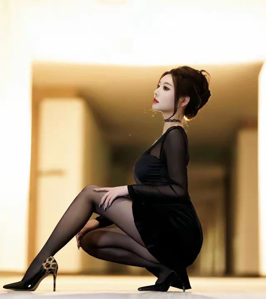 杨晨晨身穿黑色透视上衣+半身裙黑丝，这也太性感撩人了吧