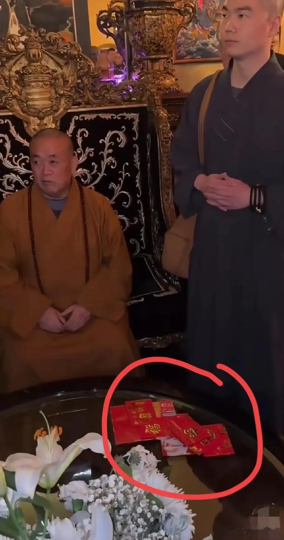 这画面有点意思哈！释永信带着寺中弟子参加私人聚会，看背景相当豪华。聚会里的人一