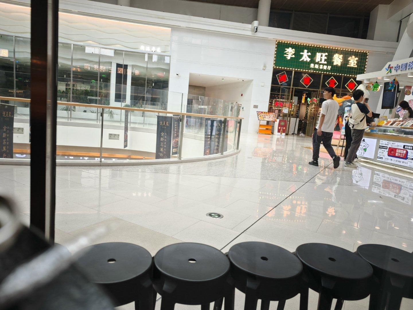 笑容收割机啊这个是，好几个高兴过去，摇头走人​​​