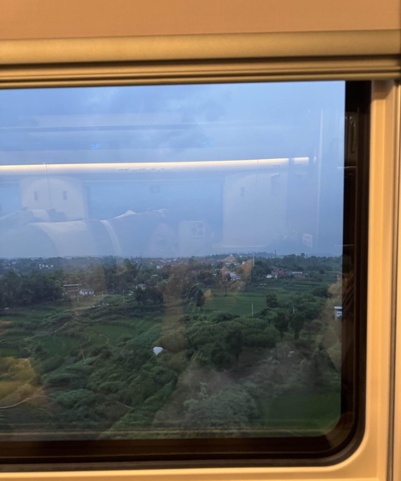 我30岁开始就懒得社交了，我微信朋友圈都是关闭的，我从不联系别人，别人也不联系我