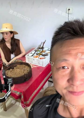 方媛回安徽老家，与幼儿园发小直播吃肉渣饭。离开美颜尽显真实，朴素自在