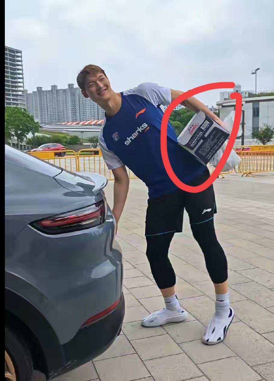 王哲林喝的水是什么牌子的？