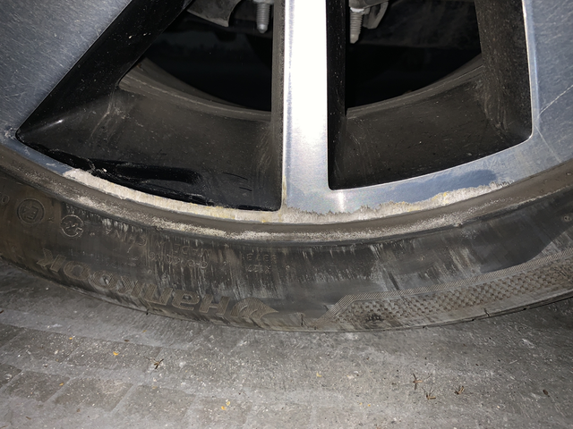 经验教训呐家人们头天晚上停车就感觉离马路沿太近了，突然想到车友群经常说刮轮毂轮