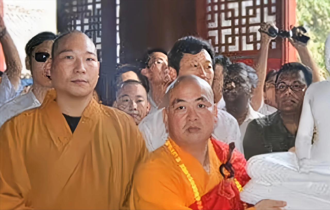 🌞左边是释延鲁，释永信曾经的爱徒，少林寺武僧总教头，后来师徒反目！释延鲁，