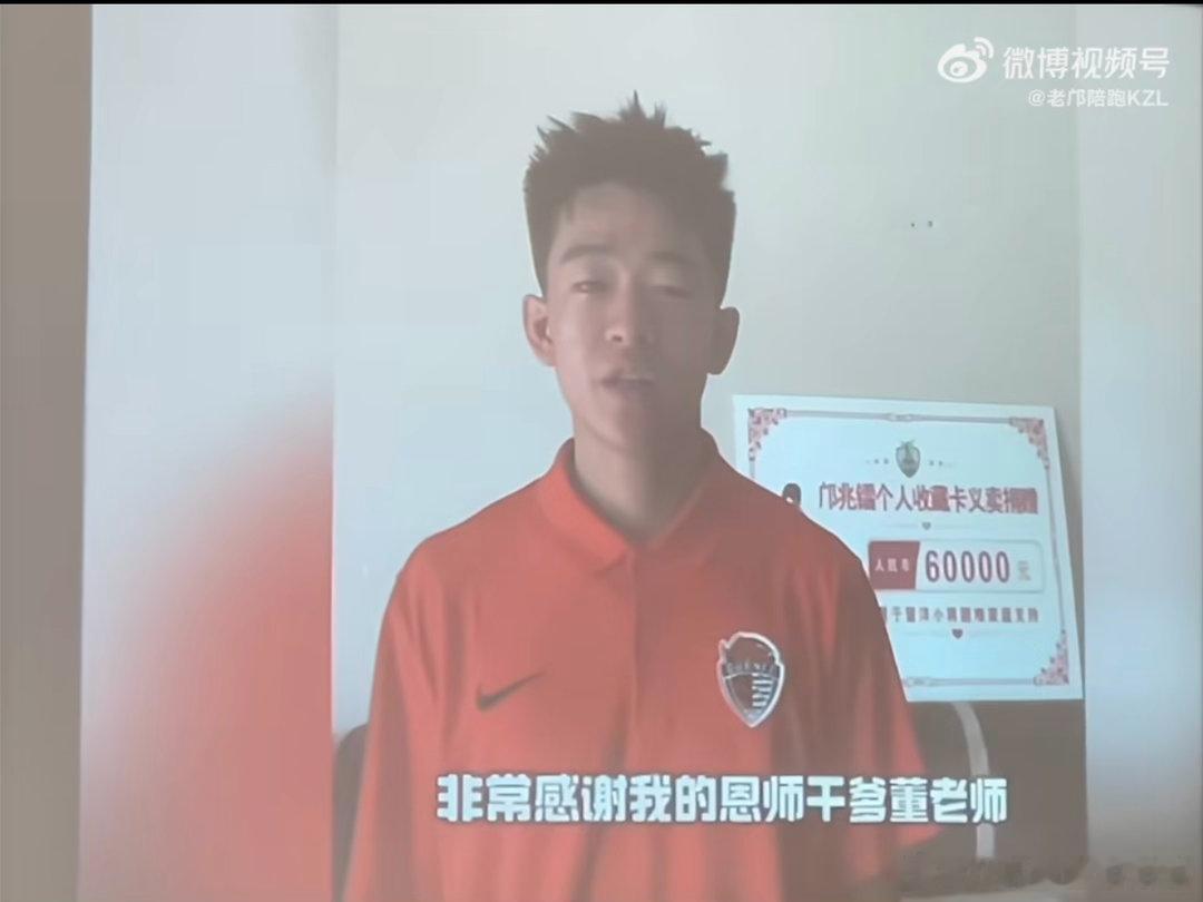 今天继续“黑”董老师。难以想象，都这个年代了，在一场“全国瞩目”的大型运动会上，
