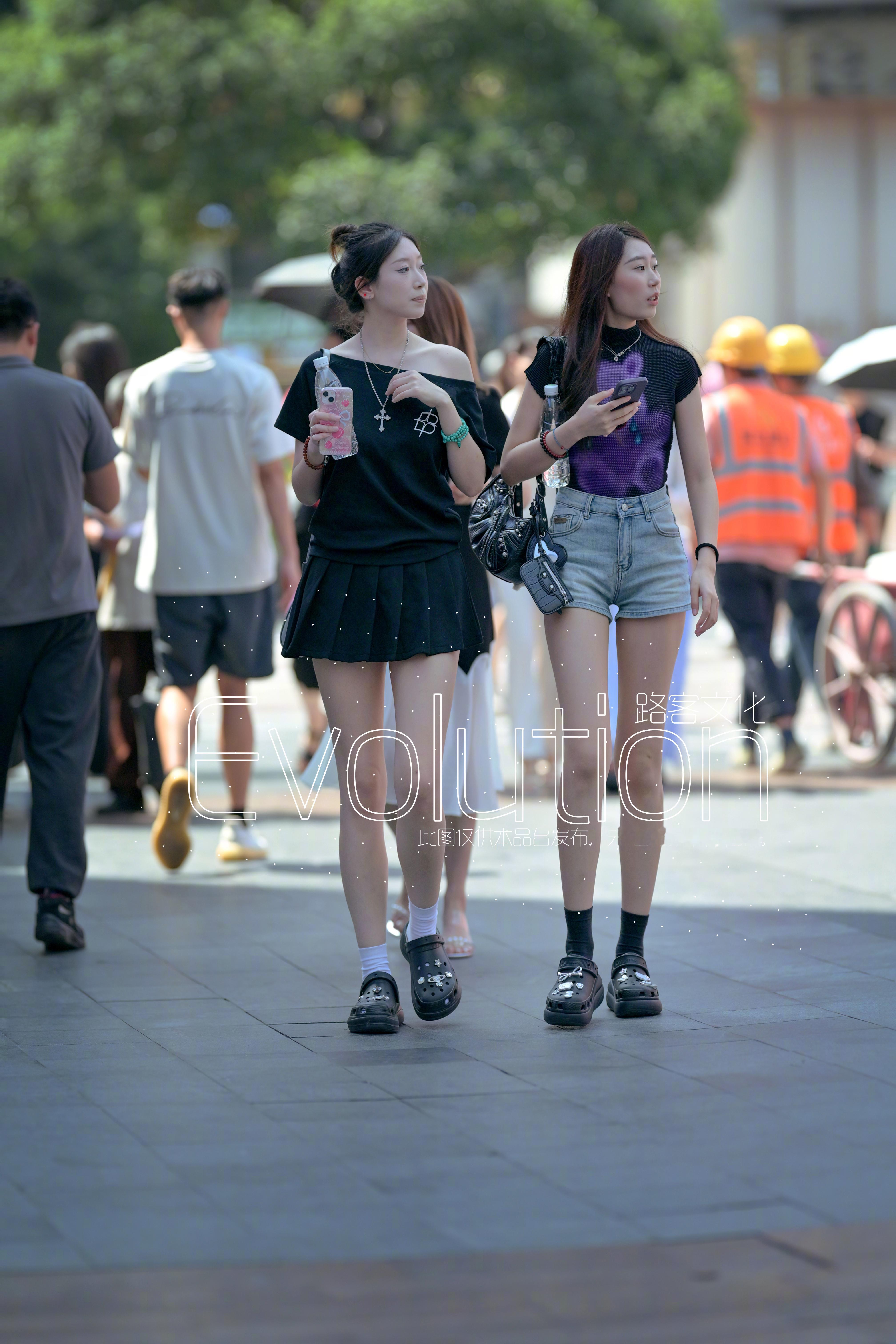 两个小姐姐应该是外地来的游客都好高哦！​​​