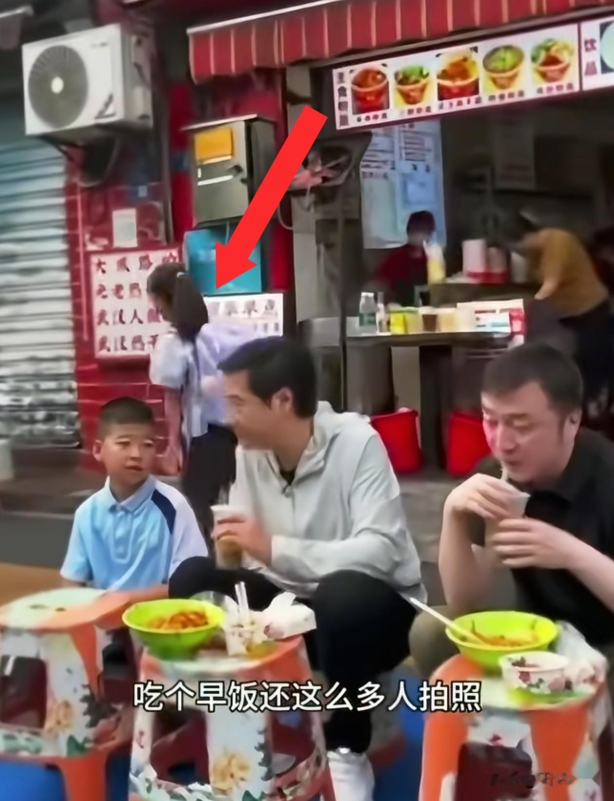 雷军也没想到，在武汉街头精心策划的“接地气”行程，被一个误入镜头的小女孩的一句话