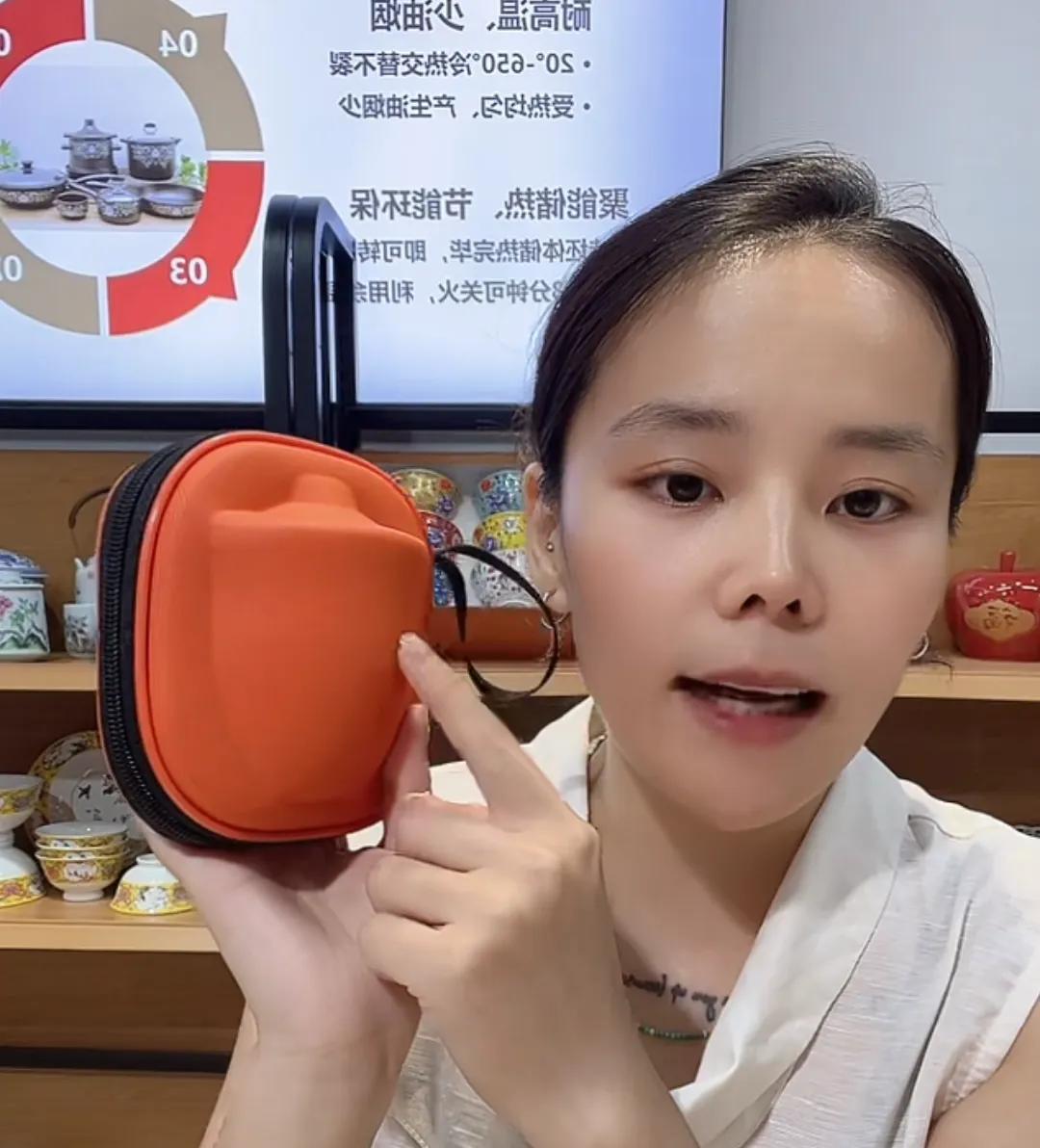 熊磊说，自己带的手镯是京北的姐姐给的，前几年给的，这次去京北没有见到，人家很忙！