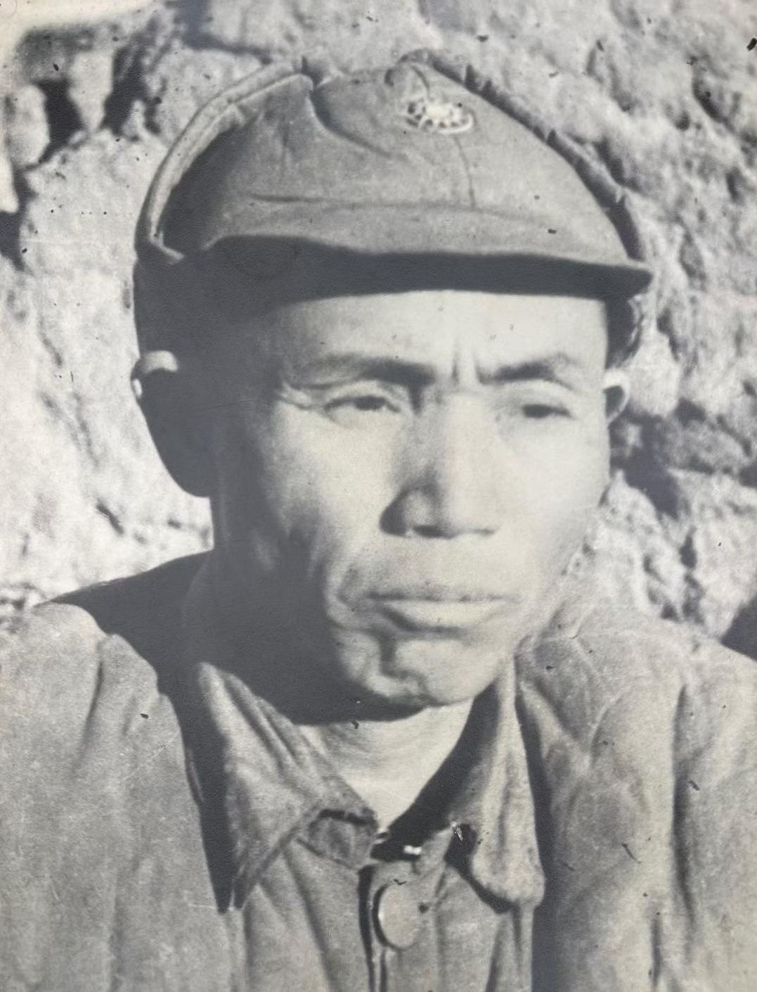 1948年，国军师长张进修兵败被俘，留下了这一张颇为罕见的留影。照片中的他眉头紧
