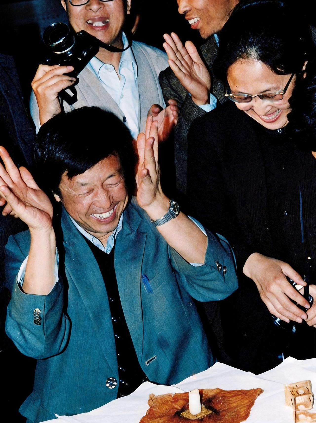 这是1987年一场特大的暴雨让陕西宝鸡法门寺塔再一次崩塌。考古人员迅速赶到现场。