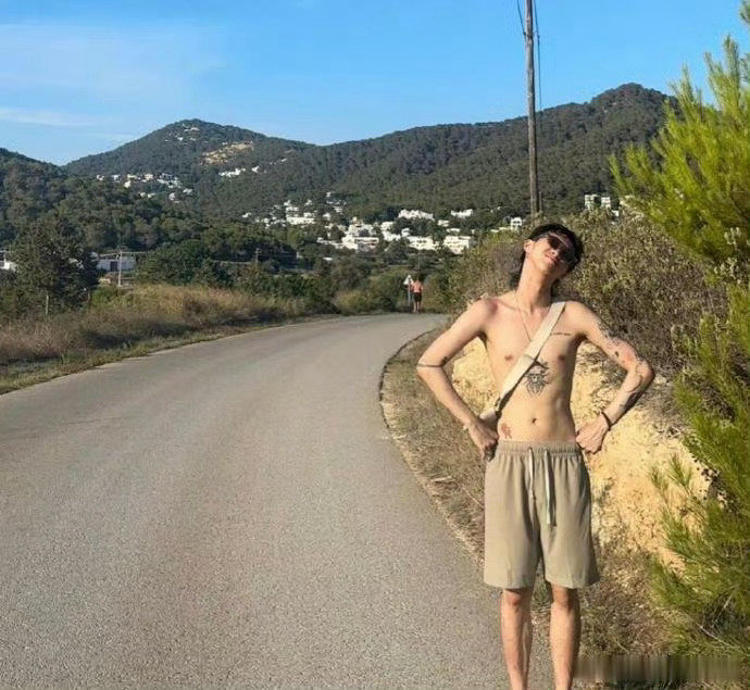 伊能静21岁儿子哈利去西班牙旅游，这次他没有穿女装，而是光着膀子，感觉家庭氛围很开放庾澄庆说不会和伊