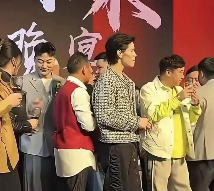 王晶新电影公司开业，星光黯淡得有些意外——到场亲友中，最大的腕儿竟然是向佐！这也