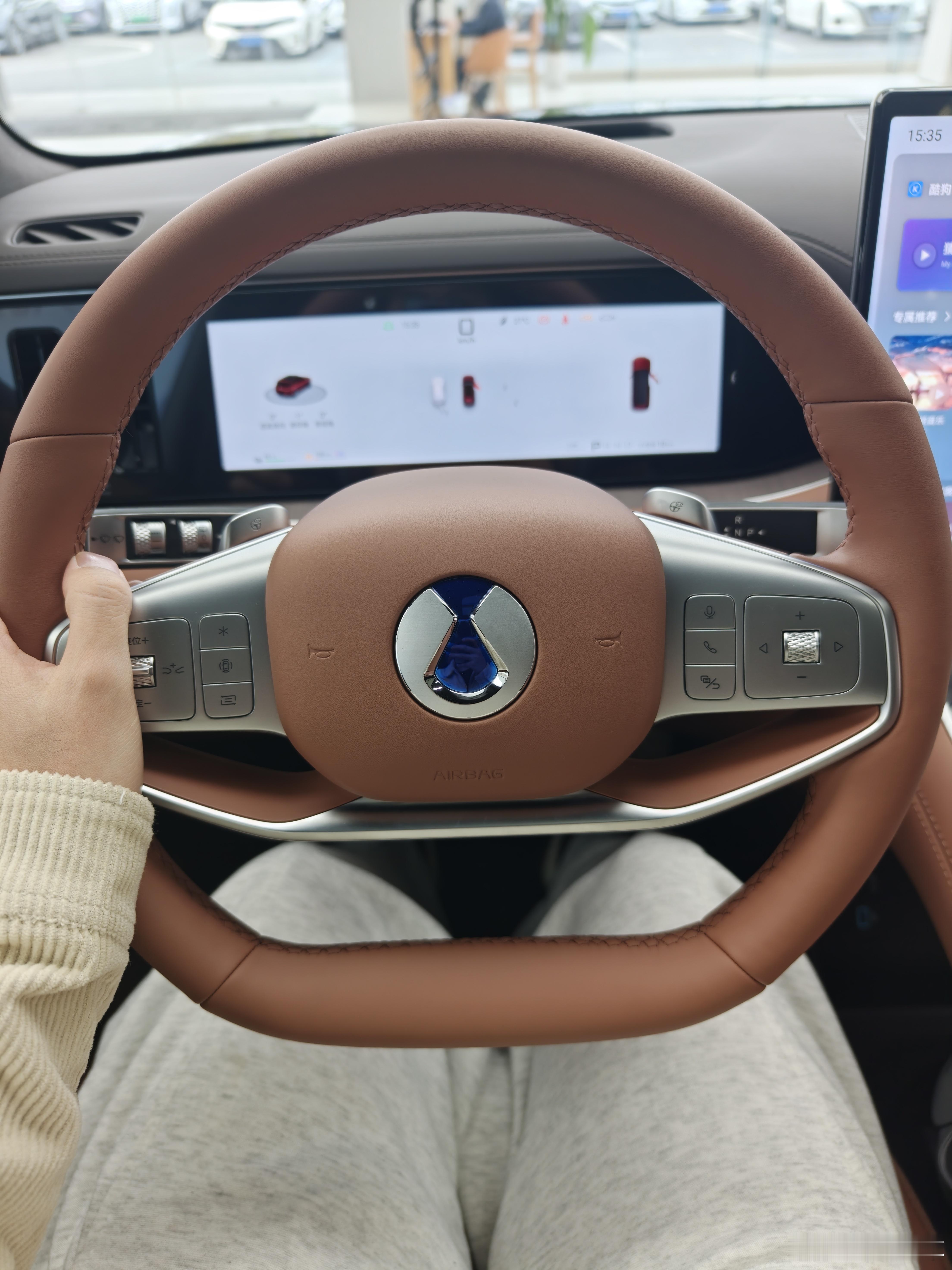 开了下腾势n8l，这车比我想象中好开太多了，如果用代步的驾驶节奏去开这车几乎挑不