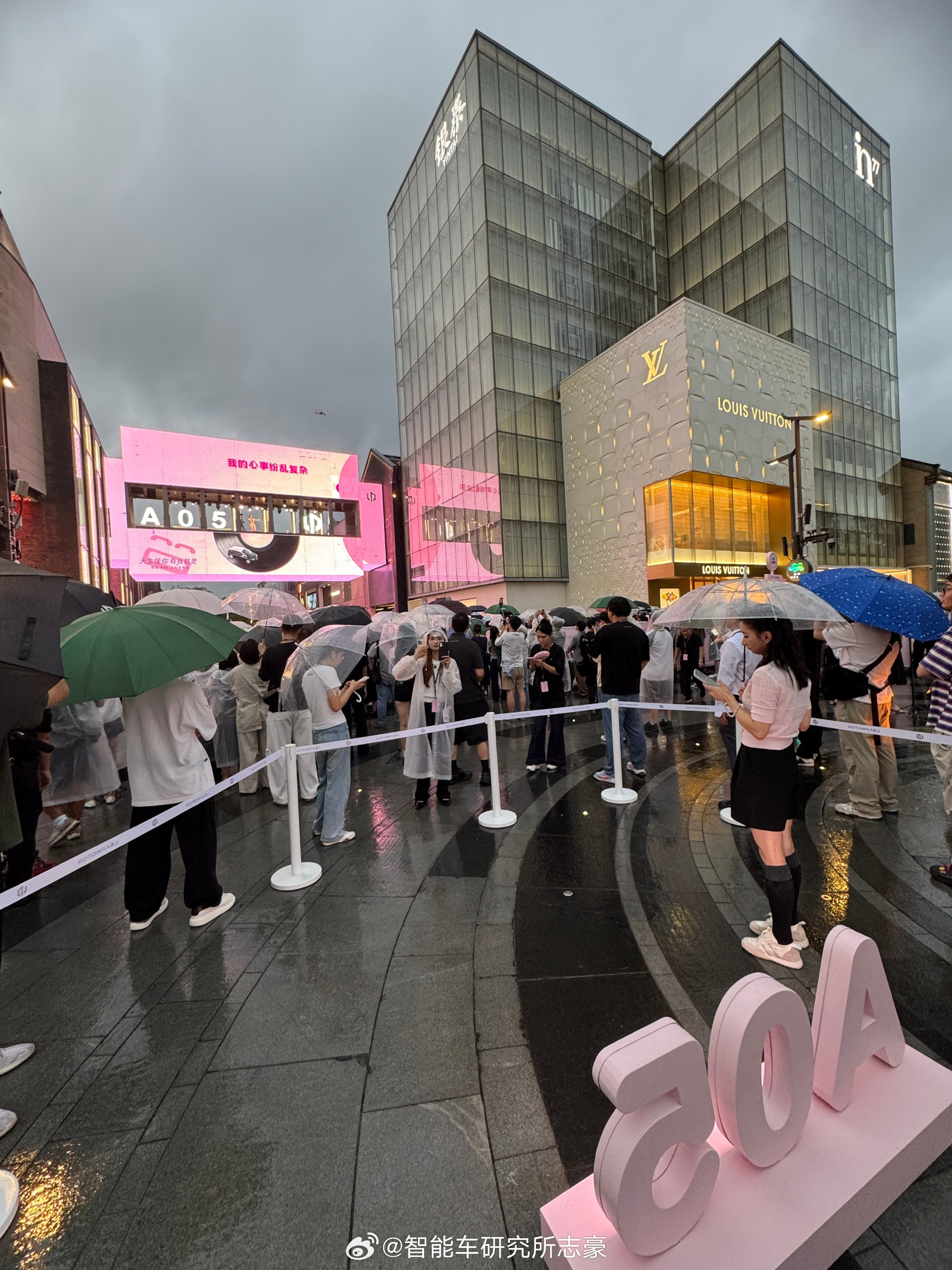 在杭州西湖旁边开直播发布会， 零跑A05这个价格真的无敌啦。  关键是...