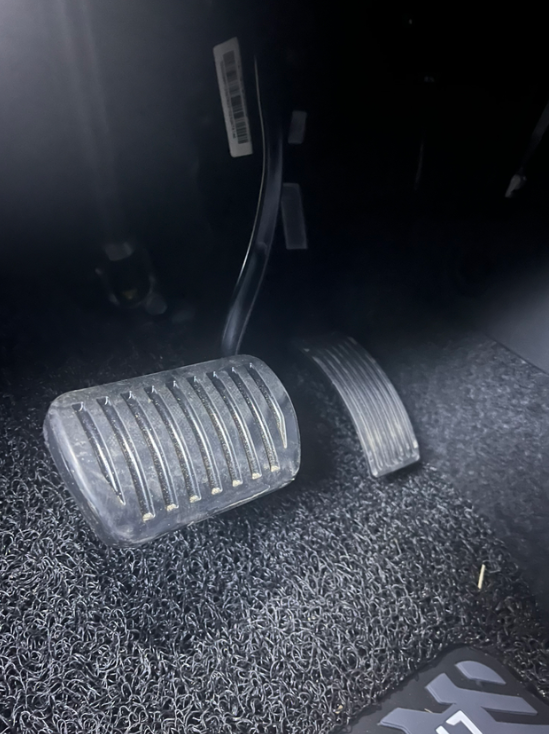 关于刹车踏板与油门踏板水平差距太大的处理之前我发贴提到过新06的刹车和油门踏板