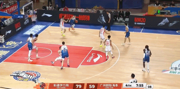 徐大中锋很威风：大帽吴冠希后，三分球真不可思议最晚结束的比赛，就是广州客场