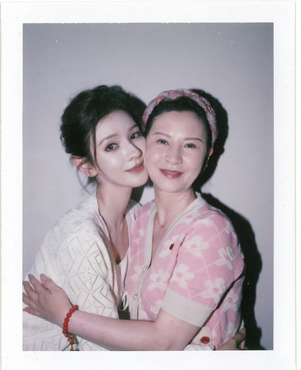 张予曦和妈妈的撕拉片，母女俩真的是粘贴复制，女娲你不要太会捏了[哭哭]​​​