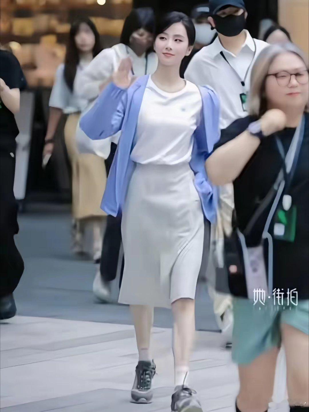 ​刘诗诗现身成都活动现场，她以一身运动穿搭惊艳登场，尽显活力，引领时尚潮流。其状