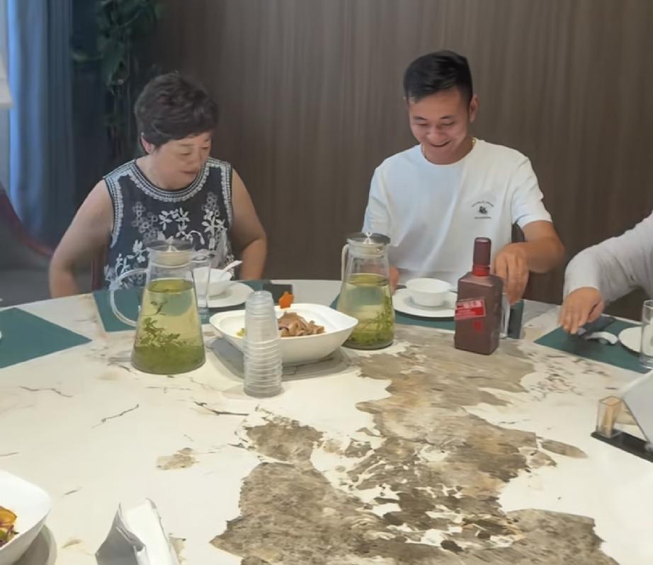 厉怀远一家人吃饭金牌翻译喊了一声大娘厉爸回复把人笑翻金牌翻译女朋友没到场