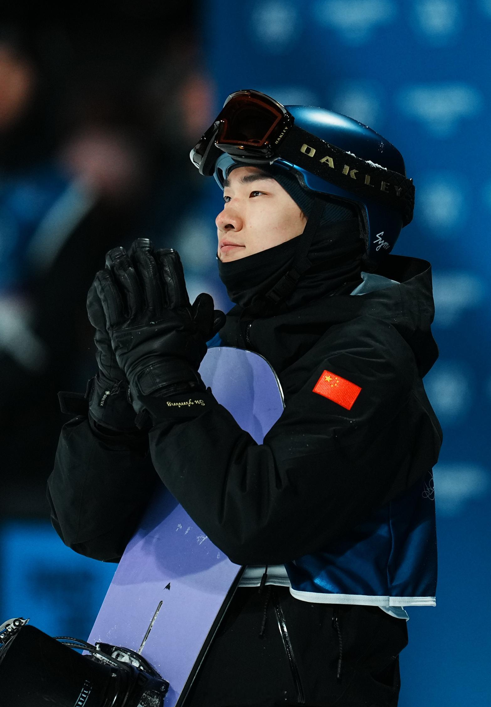 【新华社组照：冬奥会单板滑雪——苏翊鸣获男子大跳台铜牌】当地时间2月7日，在意大