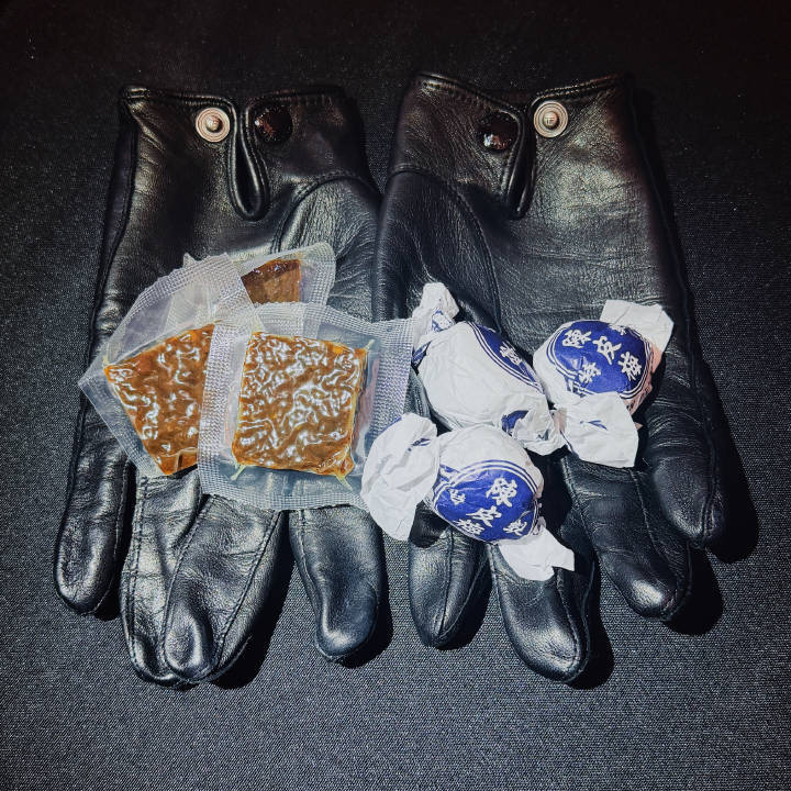 被刘宇宁揣饼干萌到失语👏舞台耀眼私下超随性，三包小饼干藏出满满可爱感，接地气