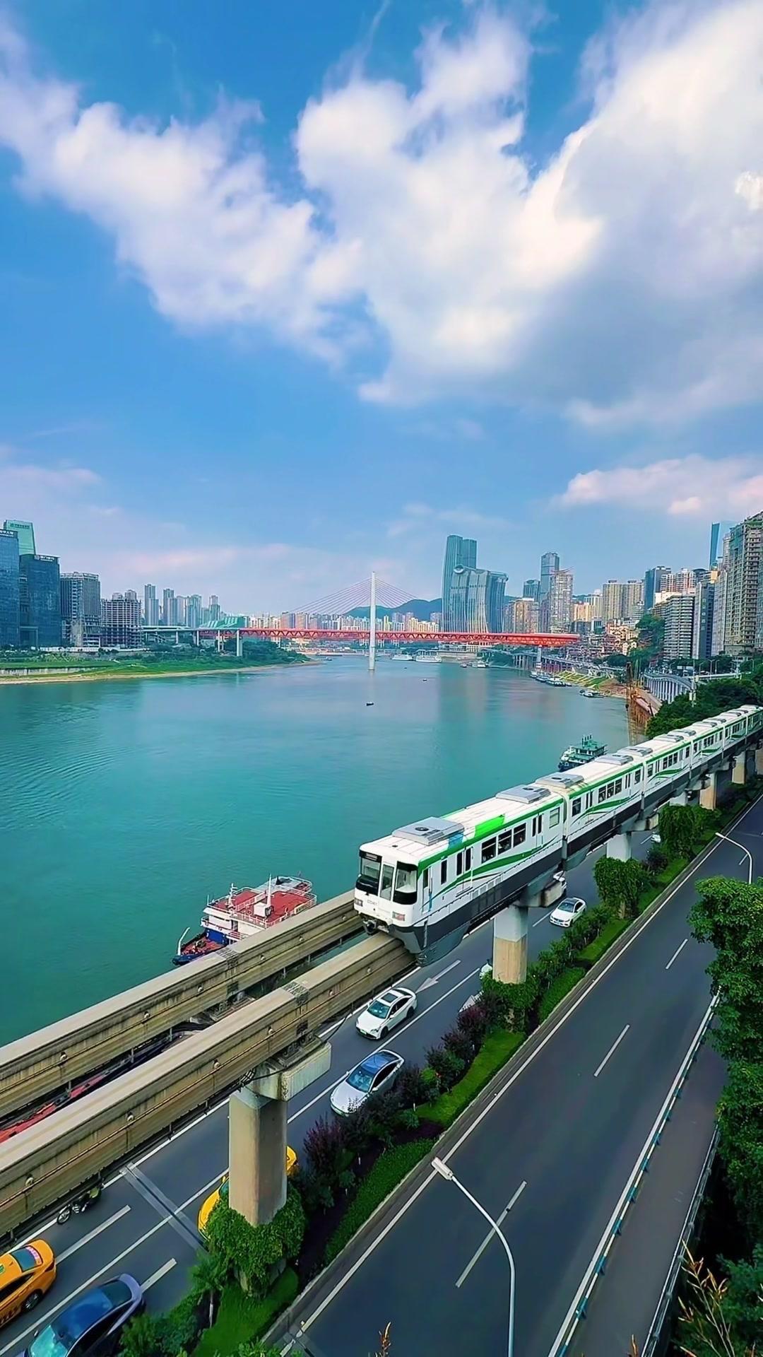 🌉重庆8D魔幻体验，每一帧都惊艳！在重庆坐轻轨穿楼是种什么体验？1️⃣轻轨穿