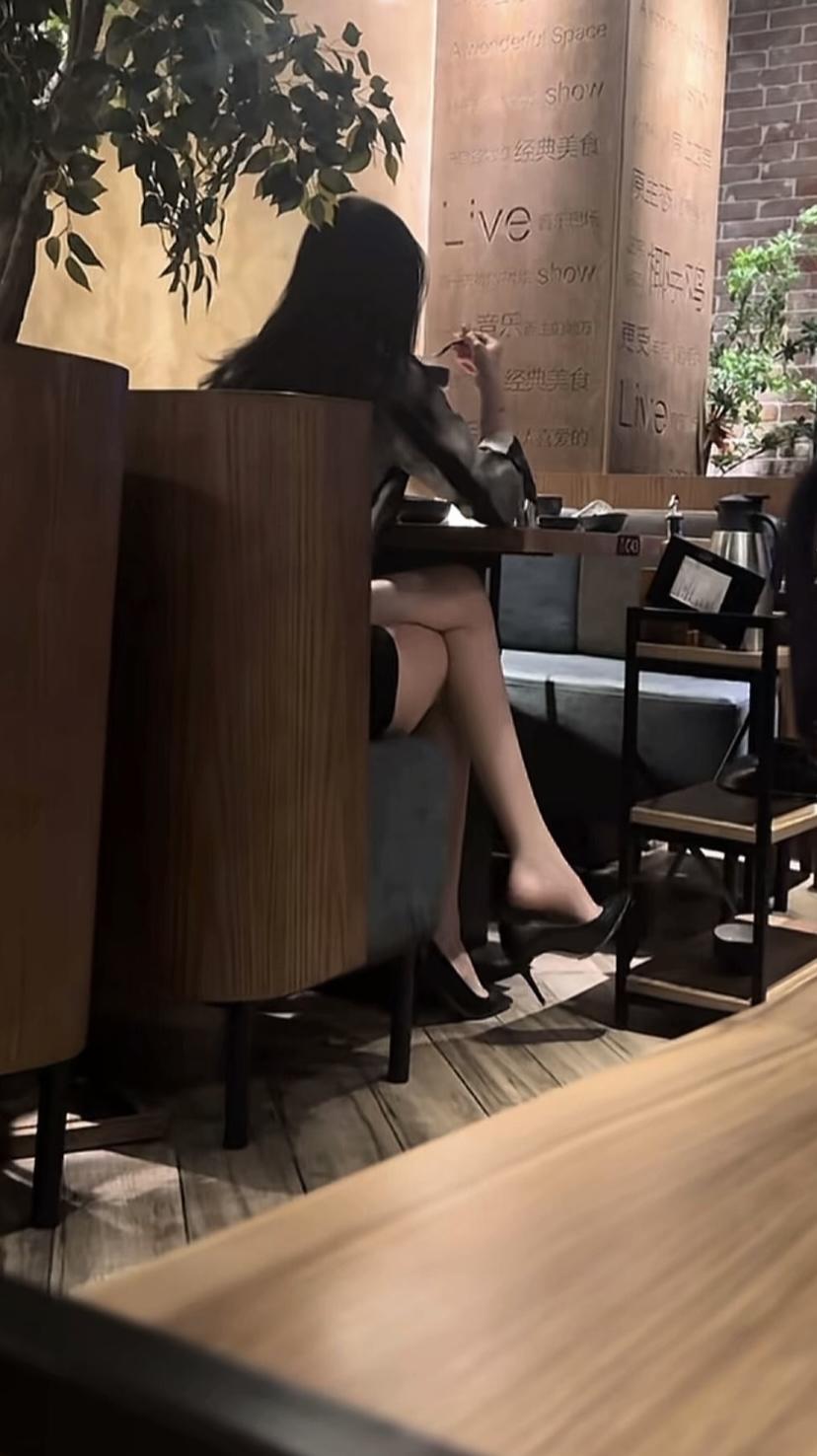 很羡慕这些不用上班的人，一天不是喝咖啡就是什么下午茶的，晚上不是酒吧就是烧烤海鲜