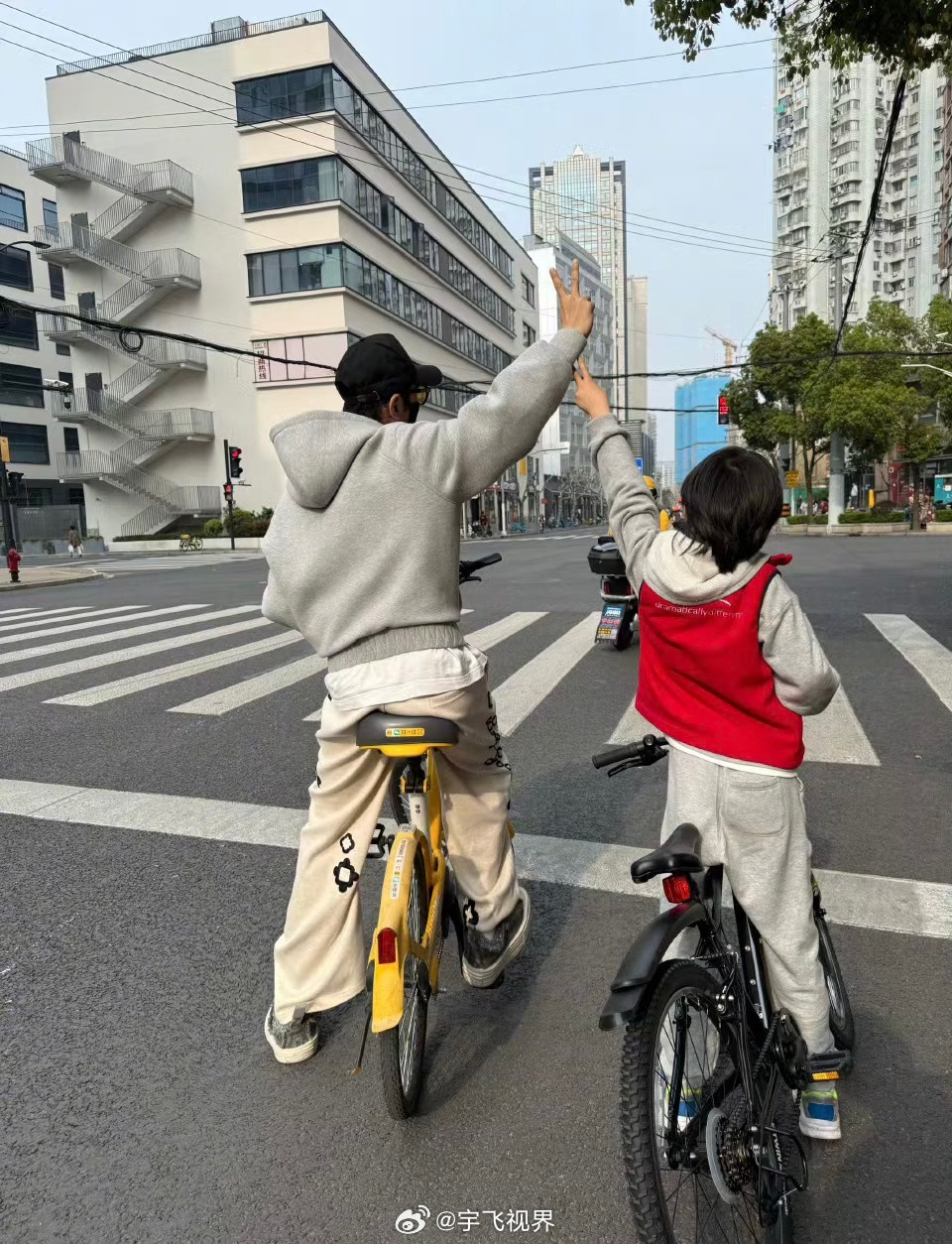 黄晓明已去交警部门接受处罚 哈哈哈哈，本来是温馨晒娃，结果直接变成普法博主，晓明