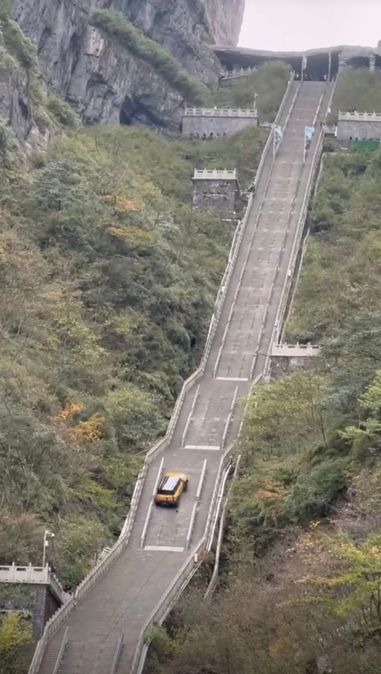 想露个脸的，把腚露出来了，格局大点，再包一个月景区门票请游客免费玩儿