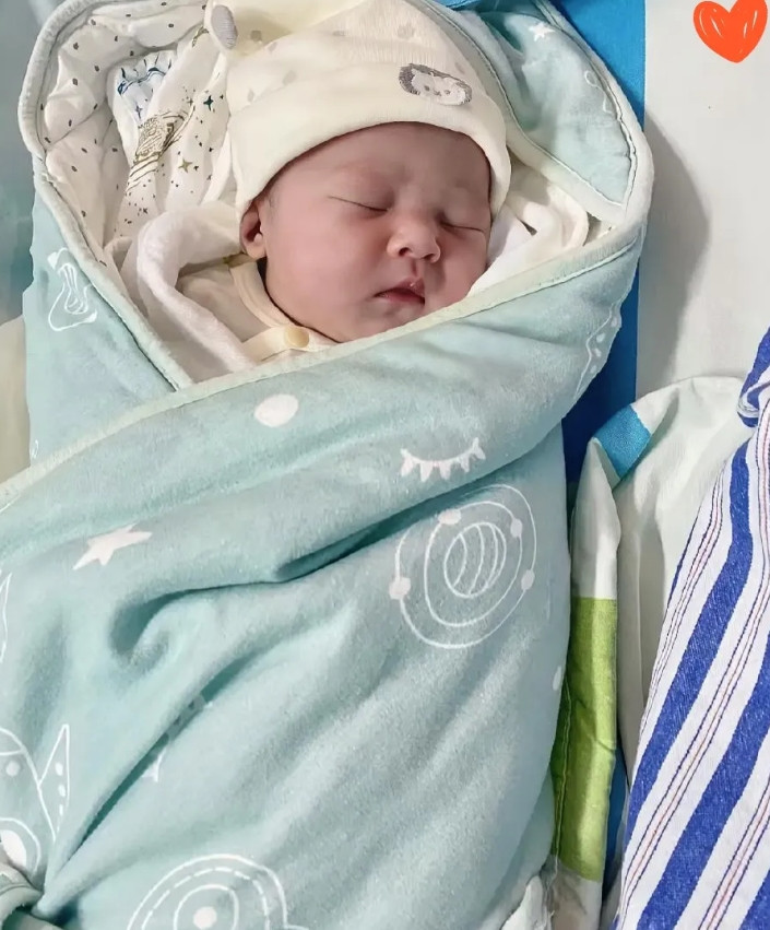 今天在产房看到的一幕，直接把我整气死了！有个婆婆因为儿媳生了女孩，当场就在病房开