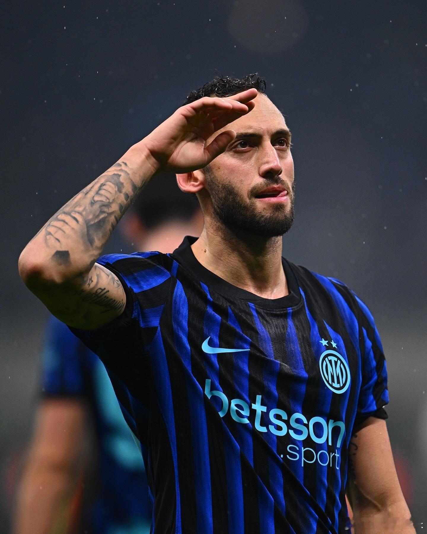 罗马体育报：恰尔汉奥卢仍是国际米兰核心，正助力齐沃的球队稳居积分榜前列。加拉塔萨