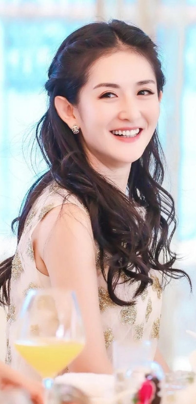 一次，袁咏仪指着赵丽颖对董子健说：“我很不喜欢那个女的。”说完还问旁边的谢娜：“