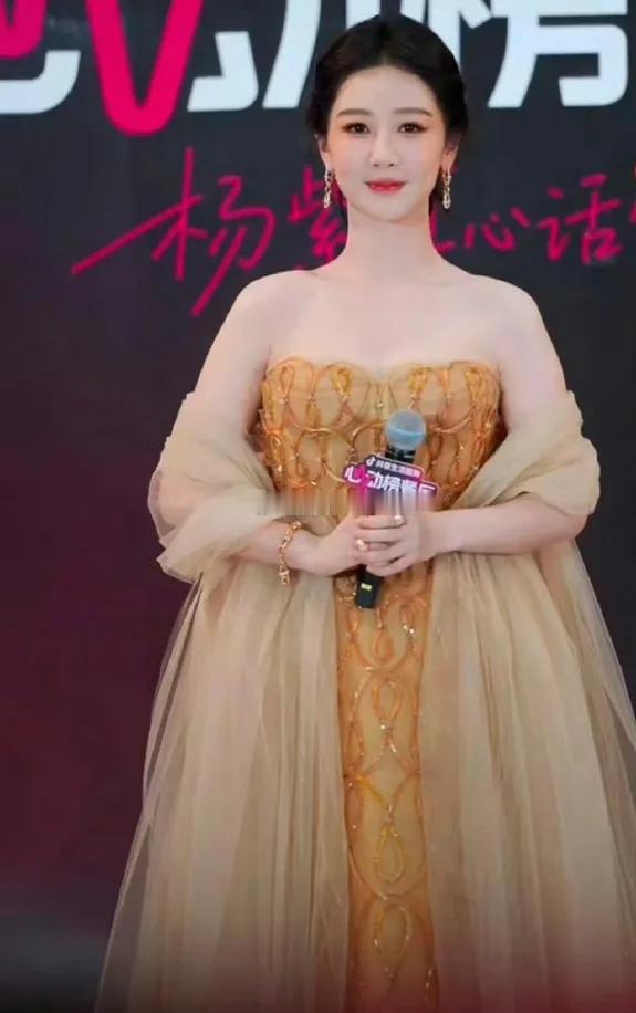 杨紫出席时尚活动，她这回搭配了一身金色的衣服，看上去年轻又靓丽，确实是太美了。