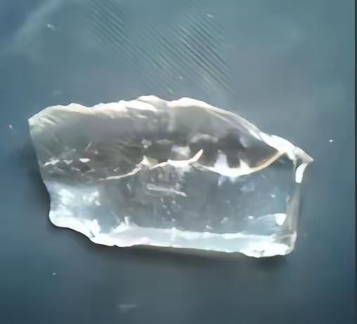 1930年，新疆一位牧民在放羊时，发现羊群突然避开了一片草地，他走近一看，草地上