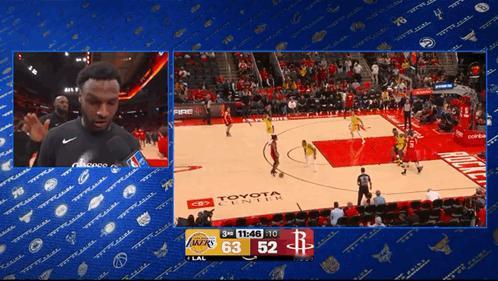 “你谁啊，敢打我头！”布朗尼在接受采访时，被后面一个人朝头拍了一巴掌。他并没有