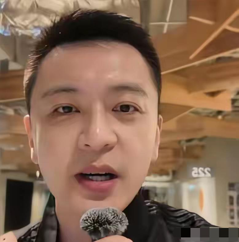 杨鸣提前离场！中国男篮对阵日本男篮前，杨鸣不仅亲自到现场观赛，而且还携带其父亲