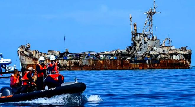 趴在仁爱礁9000多天的菲方破军舰，如今彻底拖不走！补给斗法越闹越丢脸，南海真实