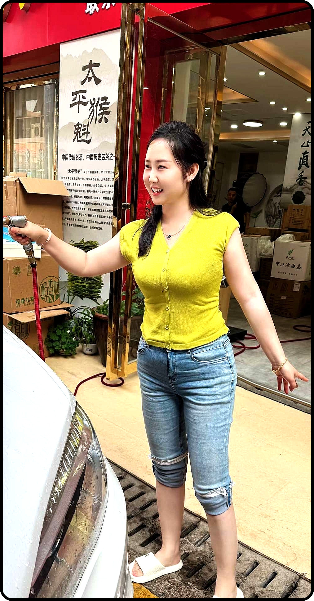 小姨子说今天过节，帮我洗车