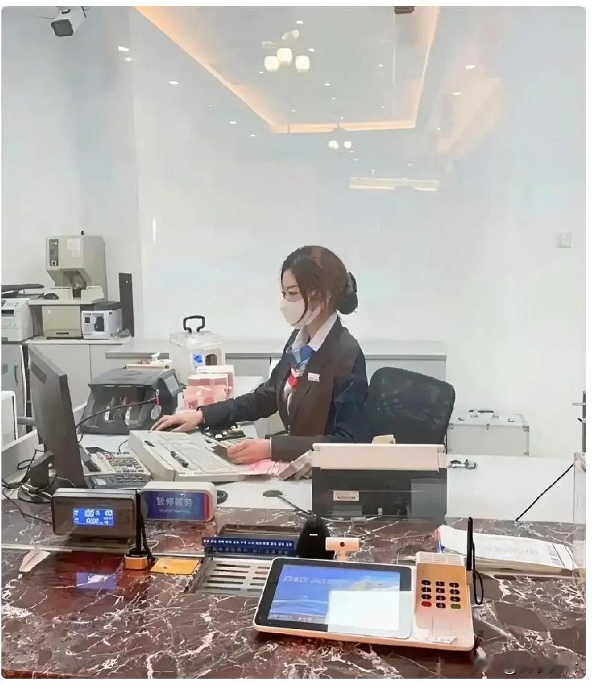 老王这笔钱存得有点闹心。他去银行存三年定期，柜员反复推荐一款理财产品，说收益